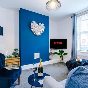 Centre Cottage: Spacious 2-bed For 6 Holiday home